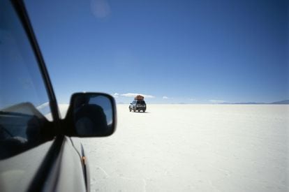 La fórmula más extendida para recorrer el salar de Uyuni es alquilar un 4x4 con guía en este pueblo chileno de San Pedro de Atacama. Los 'tours' regulares suelen ser de cuatro días y tres noches.