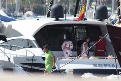 José Joaquín Ripoll (vestido de rojo), junto a su esposa, en el yate de Enrique Ortiz (ataviado de verde).