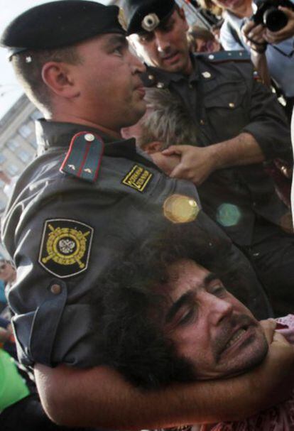 La policía detiene a un manifestante durante la protesta en Moscú.