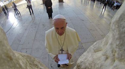 El papa Francisco durante su oración ante el Muro de las Lamentaciones.