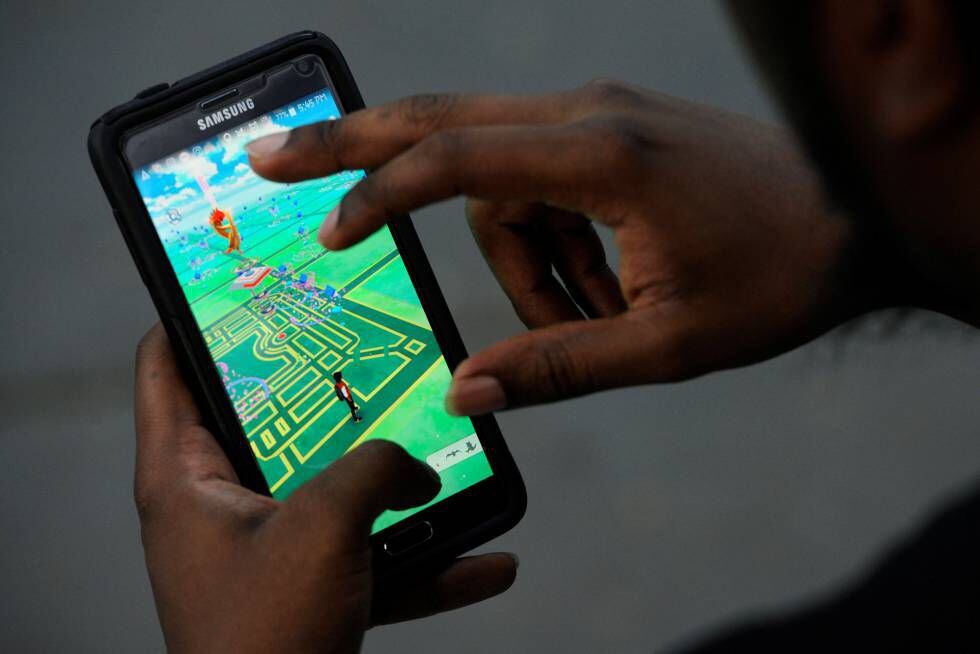 El juego de ralidad aumentada Pokémon Go se muestra en la pantalla con un mapa virtual de Bryant Park, en Nueva York (Estados Unidos) el 11 de julio de 2016.