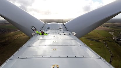 Un operario cierra la trampilla del aerogenerador V164 de Vestas en abril de este año. Este modelo, uno de los más grandes del mundo, se está probando en tierra desde 2014 para testarlo antes de ser transportado a alta mar.