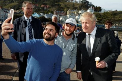 Boris Johnson, durante un acto electoral con seguidores en Llandudno (Gales), este lunes.