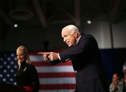 McCain bromea con un republicano en el inicio del mitin celebrado ayer en Wisconsin.