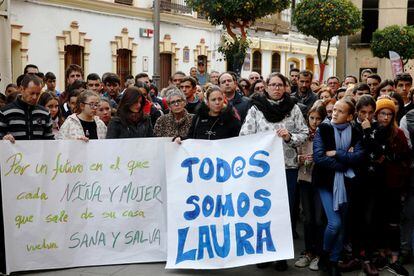 Vecinos y alumnos del IES de Nerva se concentran en recuerdo de la memoria de Laura Luelmo, en la plaza del pueblo. 