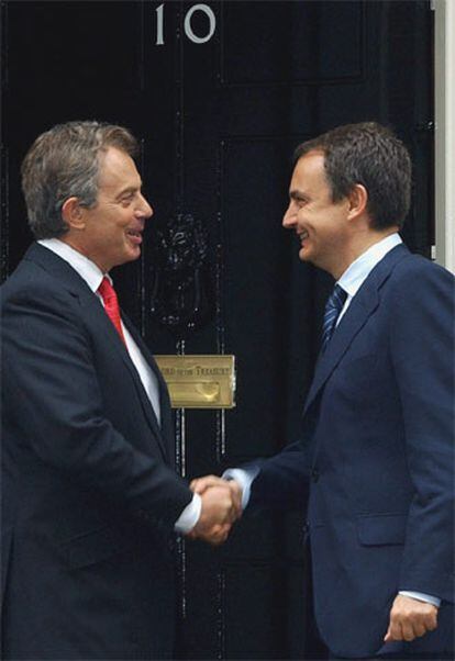 El primer ministro británico estrecha la mano al presidente del Gobierno español a su llegada a Downing Street.