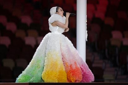 La cantante japonea Misia canta el himno nacinal de Japón, 'Kimi Ga Yo'.