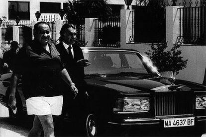 Jesús Gil y Gil (a la izquierda) y Pedro Román, junto al Rolls Royce del Ayuntamiento, en 1992.