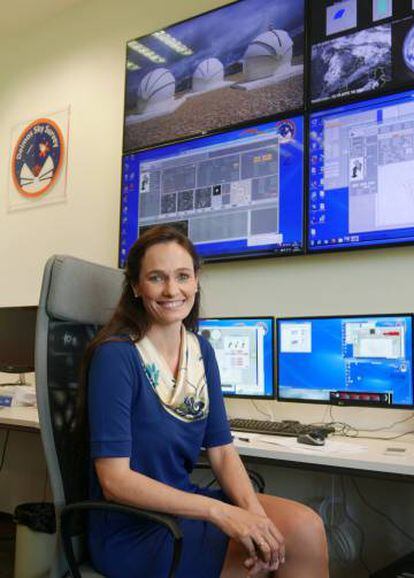 Noelia S&aacute;nchez-Ortiz, en el centro de control del sistema de vigilancia de basura espacial Deimos Sky Survey, en Puertollano (Ciudad Real).