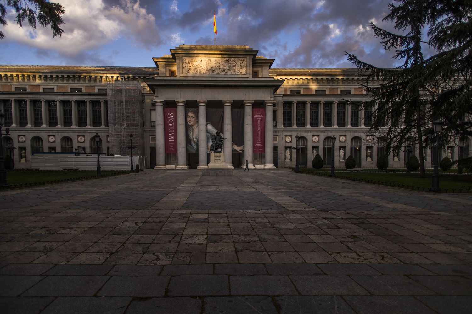 El museo del Prado ha tenido que posponer su exposición 'Invitadas', que se iba a inaugurar el pasado lunes.