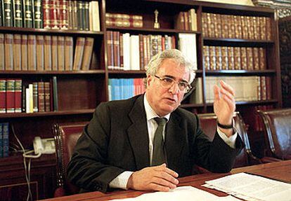 Enrique Múgica, en su despacho cuando ocupaba el cargo de Defensor del Pueblo en 2004.
