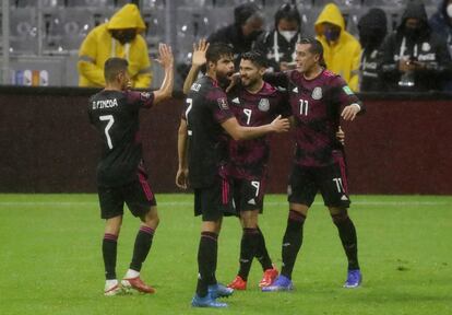 Henry Martín es celebrado por sus compañeros tras el gol de la victoria.