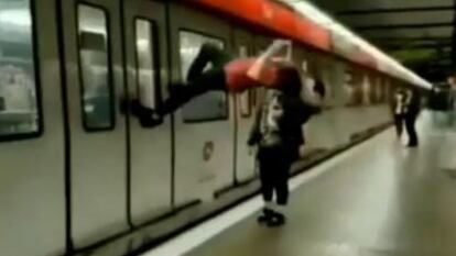El joven detenido por saltar en el metro de Barcelona.