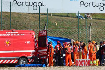 Asistencia médica a Pol Espargaró tras su grave accidente en el GP de Portugal.
