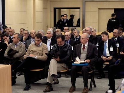 El expresidente de Bankia Rodrigo Rato junto al resto de acusados durante la primera sesión del juicio por la salida a Bolsa de la entidad, en una imagen de archivo.