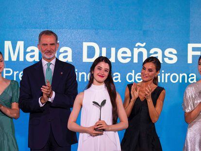 La princesa Leonor, el Rey, la violinista María Dueñas, la Reina y la infanta Sofía en la entrega de los premios Princesa de Girona en Caldes de Malavella, este miércoles.