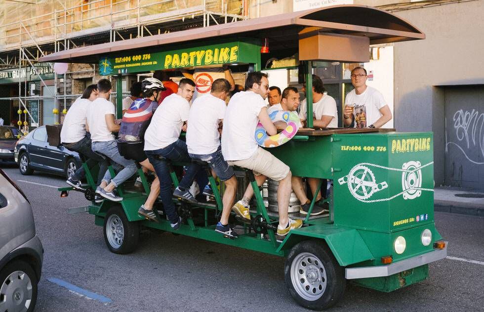 Un grupo pedalea sobre una 'beer bike' en Gijón.