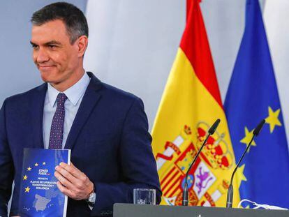 El presidente del Gobierno, Pedro Sánchez, con el Plan de Recuperación.