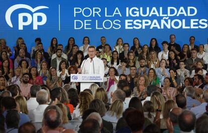 El presidente del PP, Alberto Núñez Feijóo, este domingo en un acto en Santiago de Compostela.