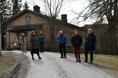 De izquierda a derecha, Olha Svidina, Ksenia Peretrukhina, Mijaíl Durnenkov, Uladzímir Ushakou, Anis Kvonidova y Pável Semchenko.