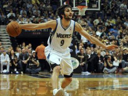 El jugador español Ricky Rubio de los Timberwolves de Minnesota controla el balón ante los Jazz de Utah el pasado día 22 de febrero.