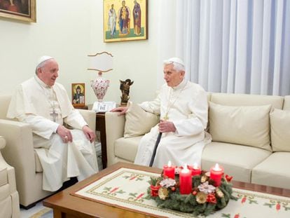 Benedicto y Francisco juntos en el monasterio donde vive el primero en el Vaticano.