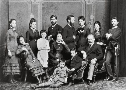 Fotograf&iacute;a de la familia de Jacob Freud tomada en 1876. De pie, a la izquierda, el joven Sigmund, y sentada, a la izquierda, la peque&ntilde;a Adolphine.