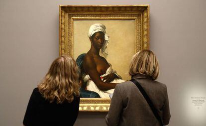 Dos mujeres contemplan la obra 'Retrato de Madeleine' (1800), de Marie-Guillemine Benoist, en el Museo de Orsay en marzo pasado. 