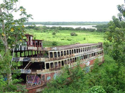 Un barco abandonado en Iquitos (Perú), emulando la película 'Fitzcarraldo' de Werner Herzog...