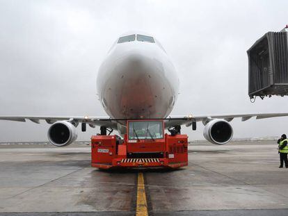 Un avi&oacute;n en una pista del aeropuerto de Madrid-Barajas.