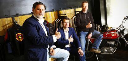 Juan Manuel Vin&oacute;s, Gerald P&ouml;llman y Paco Bult&oacute;, fundadores de la nueva Bultaco, en abril pasado. 