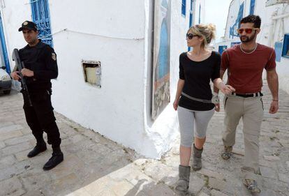 Una pareja de turistas pasea por Sidi Bou Said.