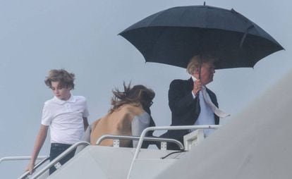 La primera dama y Barron Trump, sin paraguas, detrás del presidente de EE UU.