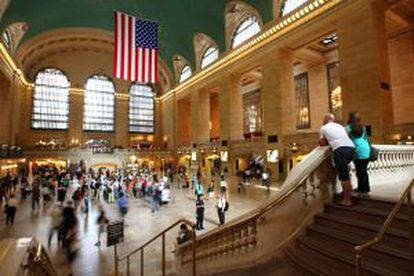 Dos turistas contemplado el vestíbulo de la Gran Estación Central de Nueva York.
