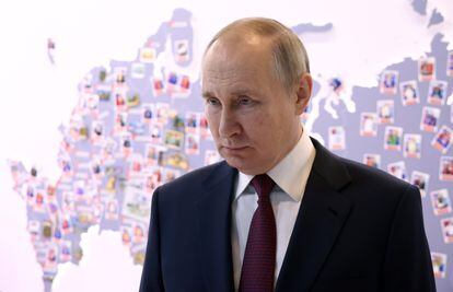 El presidente ruso, Vladímir Putin, visita el Centro Juvenil este jueves en Moscú.