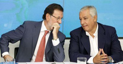 Rajoy (izda.) conversa con Javier Arenas este lunes.