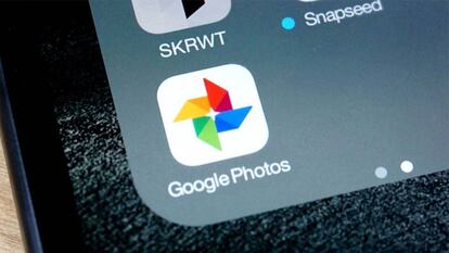 Icono de Google Fotos en un teléfono móvil.