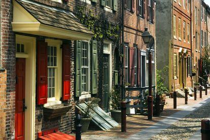 Una visita al centro histórico de FIladelfia suele discurrir por el mítico callejón de Elfreth’s Alley (en la foto), habitado desde la década de 1720. Una de sus 32 casas de ladrillo es un museo que muestra la histórica calle por dentro y por fuera.