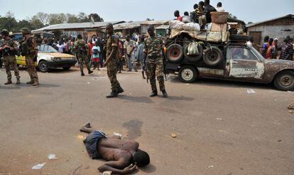 El cuerpo de un ciudadano mus&uacute;lman, apaleado hasta la muerte, en Bangui. 