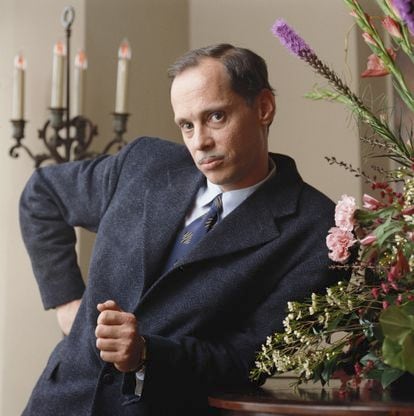 Entre el clasicismo y la ironía: el bigote de John Waters, en esta imagen fotografiado en 1990.