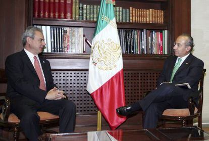 El presidente de M&eacute;xico, Felipe Calder&oacute;n, con el relator especial de la Comisi&oacute;n Interamericana de Derechos Humanos (CorteIDH), el colombiano Rodrigo Escobar Gil.