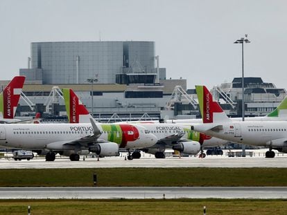Aviones de la aerolínea TAP aparcados en el aeropuerto de Lisboa.