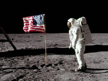 El astronauta Buzz Aldrin, posa para una fotografía junto a la bandera estadounidense clavada en la Luna, el 20 de julio de 1969. 