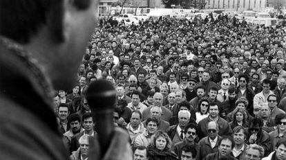 Asamblea de trabajadores de la EMT, en huelga indefinida, en abril de 1990.