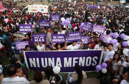 Miles de manifestantes contra la violencia de g&eacute;nero en Lima el 13 de agosto.