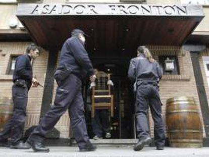 Agentes de la Agencia Tributaria se han personado hoy en el restaurante madrileño "El Frontón" para embargar mobiliario y otros enseres.