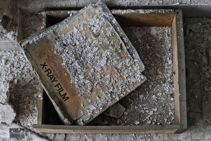 Los restos del material del hospital se acumulan en los rincones cubiertos por una capa cada vez más gruesa de pared desprendida. Una lámpara de quirófano sin bombillas es el único testigo de lo que fueron dos salas de cirugía que se habilitaron casi al final de la existencia del hospital, en los años noventa. Mariano Hernández, vecino de Los Molinos, de 84 años, pasó casi 40 años trabajando como encargado de mantenimiento. Vio pasar a 27 directores.