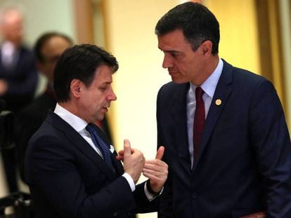 El primer ministro italiano, Giuseppe Conte, habla con el presidente español, Pedro Sánchez, en mayo de 2019 en Bruselas.