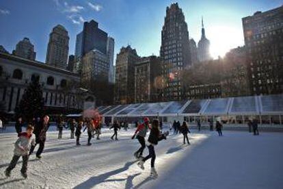 Pista de hielo en Bryant Park, en Manhattan (Nueva York).