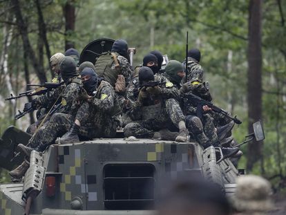 Efectivos de las fuerzas de defensa ucranias en Bucha se entrenaban el 13 de julio en las proximidades de Kiev.
